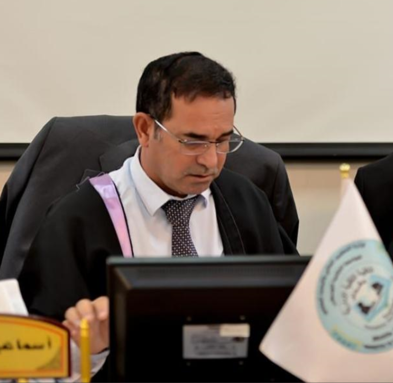 صورة العميد